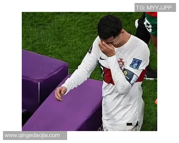 足球明星泪洒赛场瞬间展现脆弱一面引发球迷共鸣与感动
