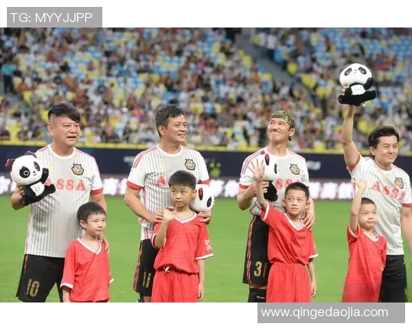 足球明星默契配合精彩瞬间传球技艺展现球场魅力与团队精神 足球明星默契配合精彩瞬间传球技艺展现球场魅力与团队精神